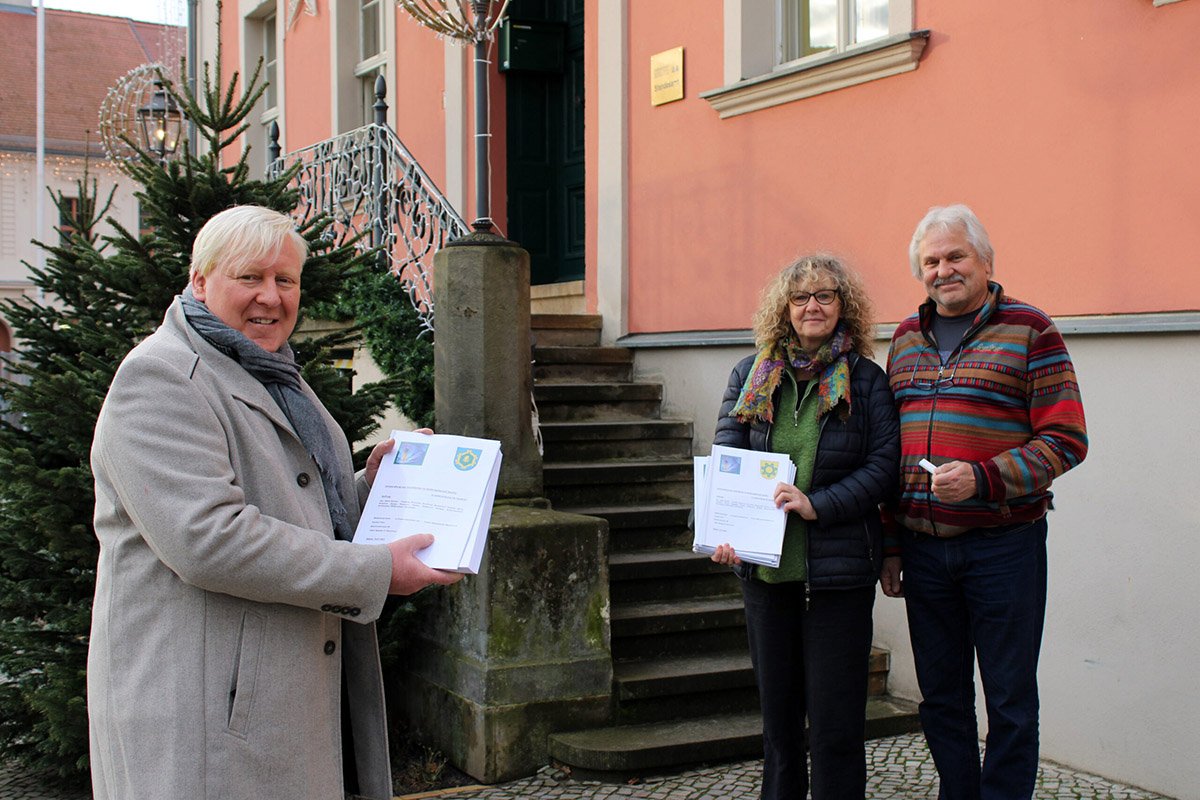 Übergabe Gutachten vor Rathaus Beelitz